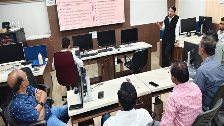 विभिन्न राज्यों के अफसरों ने देखा इंदौर का स्मार्ट मीटरीकरण