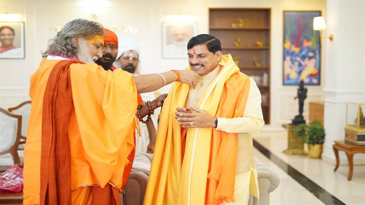 मुख्यमंत्री डॉ. मोहन यादव को साधु-संतों ने दीपावली की शुभकामनाएं और आशिर्वाद दिया।