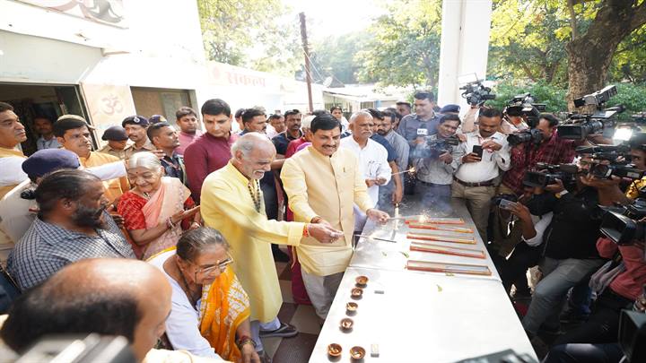 मुख्यमंत्री डॉ. मोहन यादव ने शिवाजी नगर स्थित आनंद धाम में वृद्धजनों के साथ दीपावली की खुशियां साझा की।