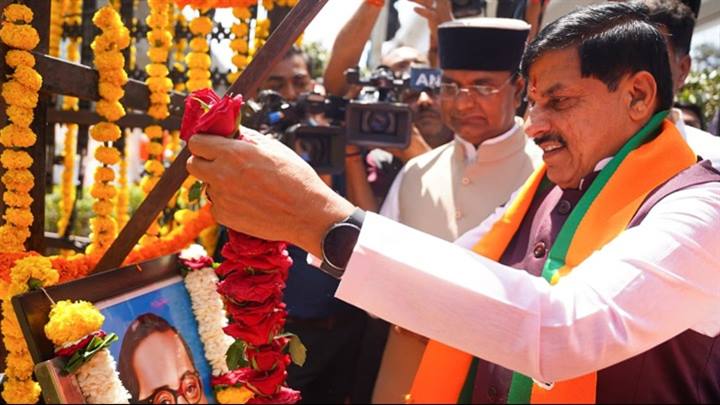 मुख्यमंत्री डॉ. मोहन यादव ने भारत रत्न डॉ. भीमराव अंबेडकर की जयंती पर बोर्ड ऑफिस स्थित  बाबा साहेब की प्रतिमा और चित्र पर माल्यार्पण किया।