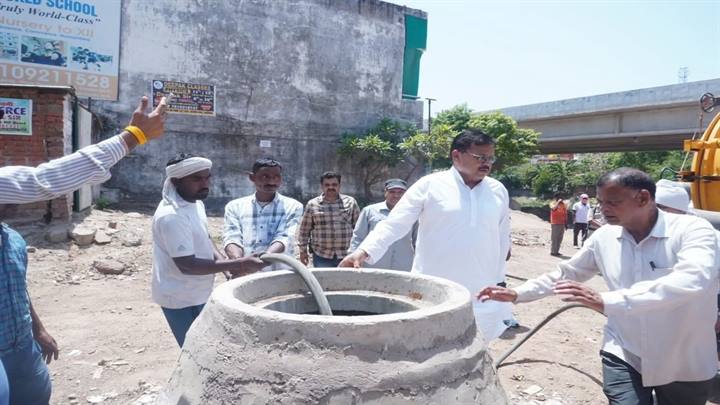 सुपर सकर मशीन द्वारा लगातार चौथे दिन तानसेन नगर में सीवर सफाई कार्य जारी