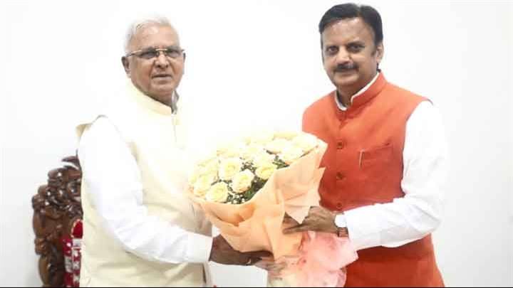 राज्यपाल श्री पटेल से उप-मुख्यमंत्री श्री शुक्ल ने की सौजन्य भेंट