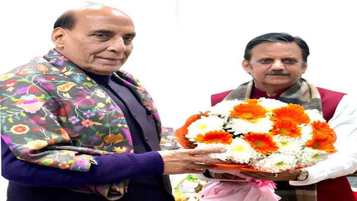 केंद्रीय रक्षा मंत्री श्री सिंह से उप मुख्यमंत्री श्री शुक्ल ने की सौजन्य भेंट