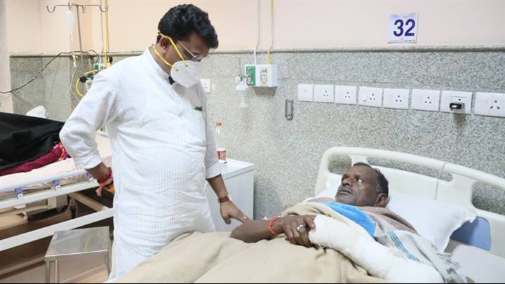 वन मंत्री श्री चौहान ने डिप्टी रेंजर श्री लाल सिंह के स्वास्थ्य की जानकारी ली