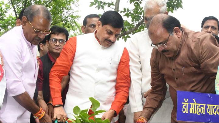 मुख्यमंत्री डॉ. मोहन यादव ने राष्ट्रीय मानव संग्रहालय परिसर में सामूहिक वृहद् पौधरोपण कार्यक्रम में बेलपत्र का पौधा रोपा ।