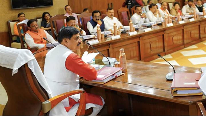 मुख्यमंत्री डॉ. मोहन यादव की अध्यक्षता में मंगलवार को विधानसभा स्थित समिति कक्ष क्रमांक एक में मंत्रिपरिषद की बैठक हुई।