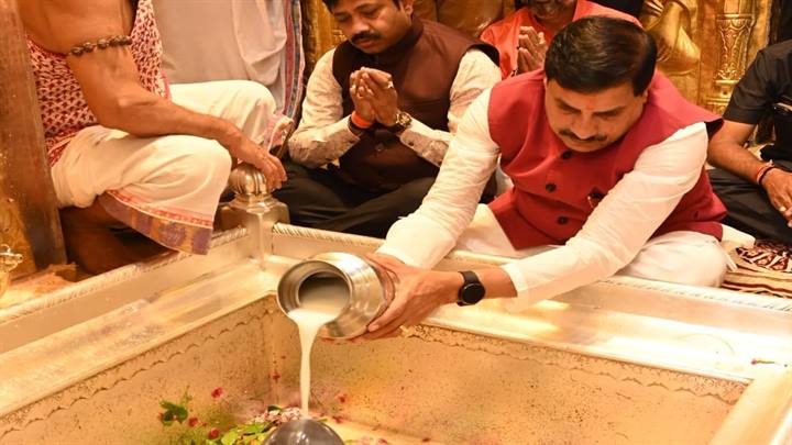 मुख्यमंत्री डॉ. यादव ने वाराणसी में किये बाबा काशी विश्वनाथ के दर्शन