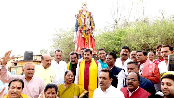 रानी दुर्गावती की समाधि स्थल पहुँचे मुख्यमंत्री डॉ. यादव