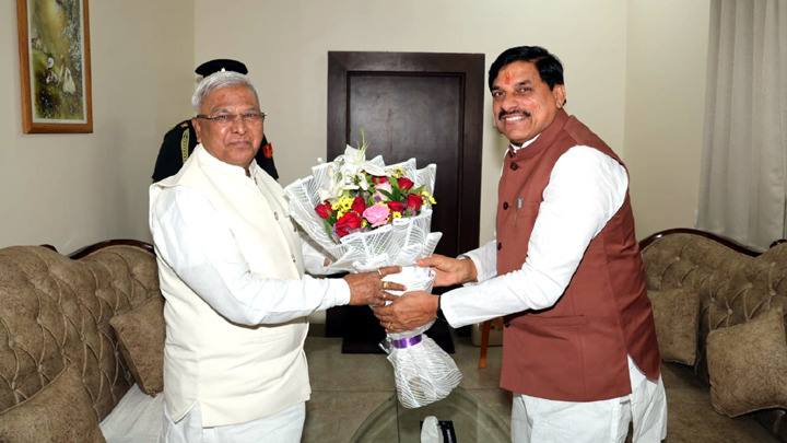 मुख्यमंत्री डॉ. मोहन यादव ने राज्यपाल श्री मंगुभाई पटेल का उज्जैन पहुंचने पर सर्किट हाउस में स्वागत किया।