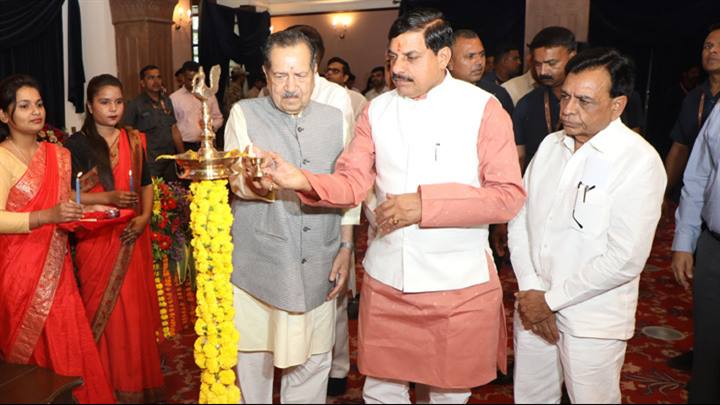मुख्यमंत्री डॉ.मोहन यादव ने मध्यप्रदेश राज्य नीति आयोग द्वारा आयोजित नीति संवाद श्रृंखला का कुशाभाऊ ठाकरे  सभागार में  दीप प्रज्ज्वलन और सरस्वती....