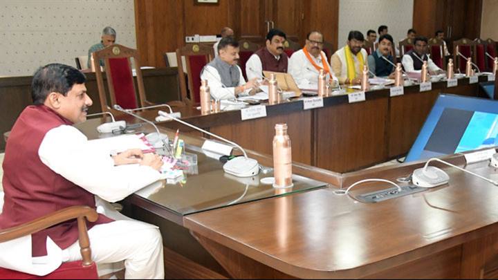 मुख्यमंत्री डॉ.मोहन यादव की अध्यक्षता में मंत्रालय में वंदे मातरम गायन के साथ मन्त्रि-परिषद की बैठक शुरू हुई।