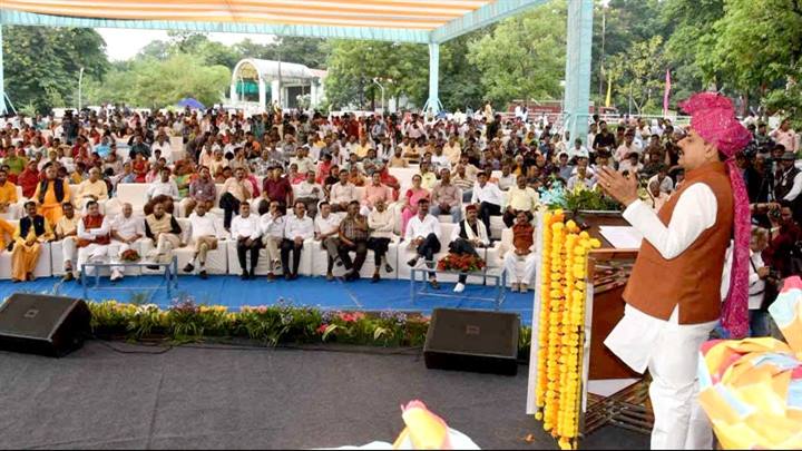 गोवर्धन और गौवंश की पूजा पर्यावरण और पशुधन संवर्धन का देती है संदेश : मुख्यमंत्री डॉ. यादव