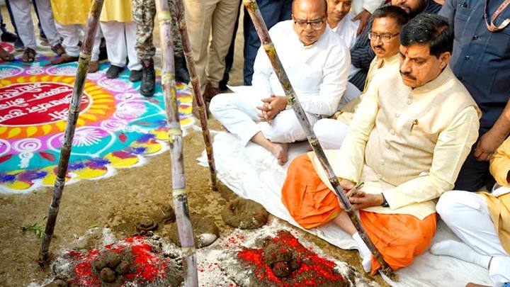 मुख्यमंत्री डॉ. मोहन यादव ने अन्नकूट के अवसर पर उज्जैन की तिलकेश्वर गौशाला में गोवर्धन पूजा की।