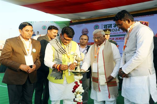 Governor Shri Mangubhai Patel for massive plantation to ensure environmental prosperity