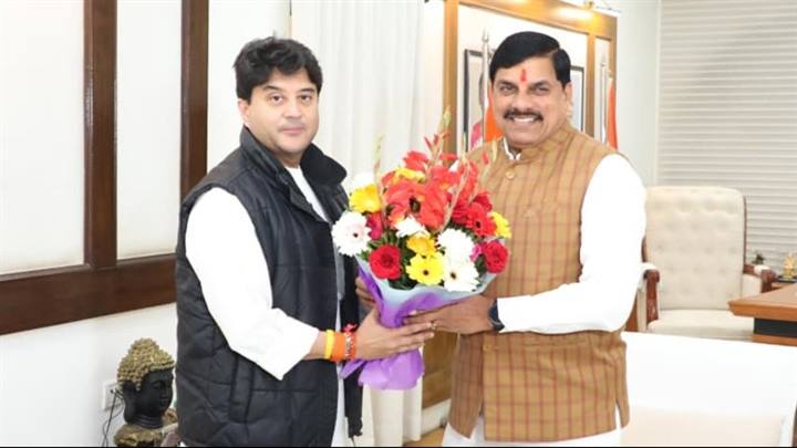 Chief Minister Dr. Yadav Receives Union Minister Shri Scindia