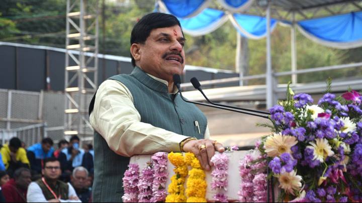 मुख्यमंत्री डॉ. मोहन यादव ने 8वीं इंटर स्टेट चैलेंज और 45वीं  जूनियर नेशनल रोइंग चैंपियनशिप के शुभारंभ की बड़े तालाब पर घोषणा करते हुए सभी प्रतियोगियों को शुभकामनाएं दी।