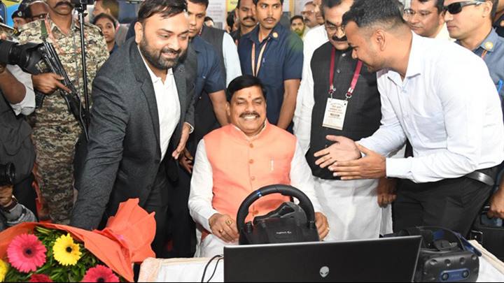 मुख्यमंत्री डॉ. मोहन यादव ने प्रशासन एवं प्रबंधकीय अकादमी में सड़क सुरक्षा उपायों पर केंद्रित कार्यशाला में  आधुनिक एवं उन्नत उपकरणों पर आधारित प्रदर्शनी का अवलोकन कर तकनीक की जानकारी ली।