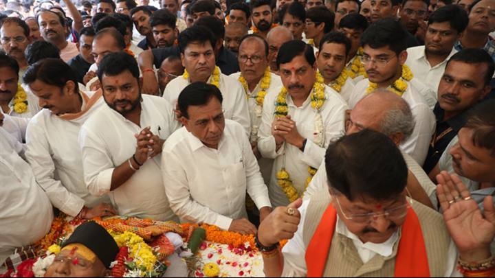 मुख्यमंत्री डॉ. मोहन यादव के पिता श्री पूनम चंद यादव की अंतिम यात्रा में उप-मुख्यमंत्री श्री जगदीश देवड़ा शामिल हुए और शोक व्यक्त किया।