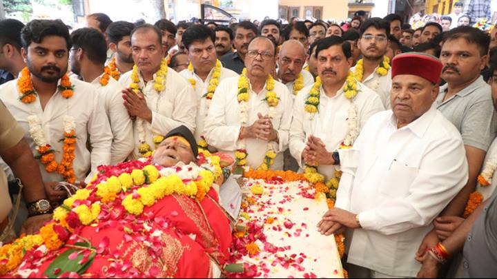 मुख्यमंत्री डॉ. मोहन यादव के पिता श्री पूनम चंद यादव की अंतिम यात्रा में कर्नाटक के राज्यपाल श्री थावर चंद गहलोत शामिल हुए और शोक व्यक्त किया।