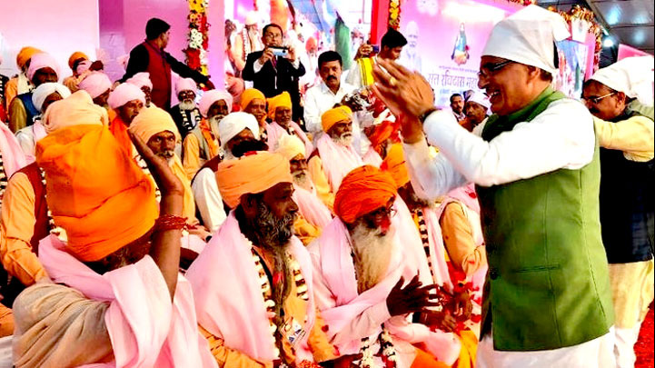मुख्यमंत्री श्री शिवराज सिंह चौहान ने सागर में संत रविदास महाकुंभ में संतों का पुष्प वर्षा कर स्वाग